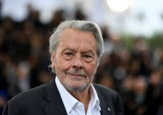 Compagna di Alain Delon denuncia i figli per tentato omicidio padre