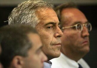 Epstein aveva sex tape con Trump Clinton e principe Andrea laccusa di Sarah