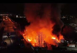 Firenze vasto incendio in periferia. A Campi Bisenzio linvito a non aprire le finestre