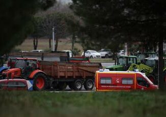 Francia auto travolge agricoltori in protesta morta una donna