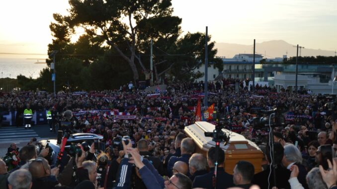 Saluto della folla a Re Gigi