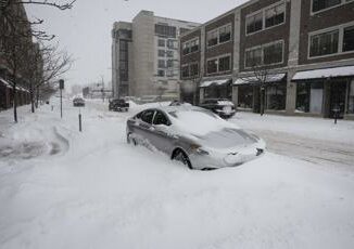 Il freddo estremo blocca le Tesla decine di auto abbandonate per le strade di Chicago