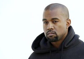 Kanye West posta foto della moglie seminuda. Fan in rivolta