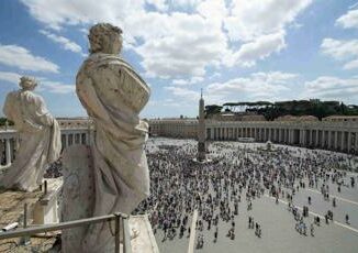 Prova a entrare armato di coltello in piazza San Pietro bloccato dagli agenti