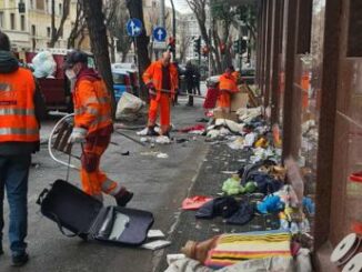 Roma bonifica e rimozione di rifiuti e giacigli in viale Manzoni allEsquilino