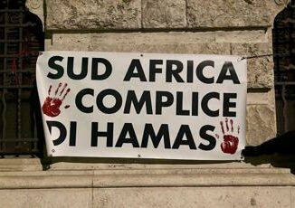 Volantini su muri ambasciata a Roma Sud Africa complice di Hamas