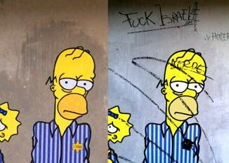 W Hitler e Fuck Israele scritte antisemite sul murale dei Simpson al Memoriale della Shoah