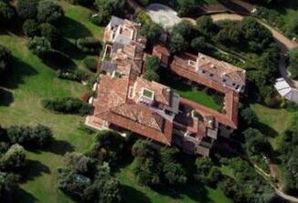 Berlusconi in vendita la villa in Costa Smeralda mezzo miliardo di euro per la Certosa