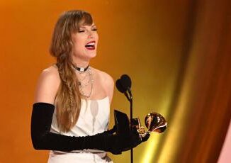 Grammy Taylor Swift nella storia suo per la quarta volta il premio per il miglior album dellanno