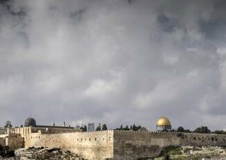 Israele coloni assaltano il complesso della moschea di al Aqsa a Gerusalemme est