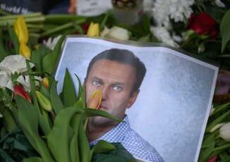 Navalny ultimatum alla madre Accettare funerale segreto. Lei rifiuta