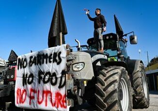 Protesta agricoltori assedia lEuropa trattori bloccano i valichi di frontiera tra Olanda e Belgio