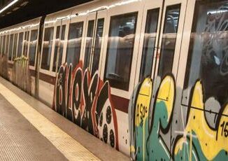 Roma di corsa lungo i binari della metro B gli agenti Italpol evitano la tragedia