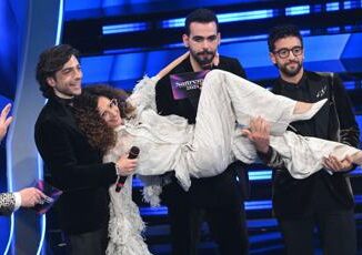 Sanremo 2024 Teresa Mannino e le scale e subito show