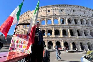 Trattori la protesta arriva a Roma due mezzi al Colosseo