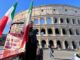 Trattori la protesta arriva a Roma due mezzi al Colosseo