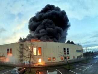 Trucazzano incendio quasi circoscritto timori per la densa colonna di fumo