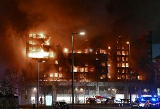 Valencia maxi incendio in un condominio almeno 4 morti e 20 dispersi