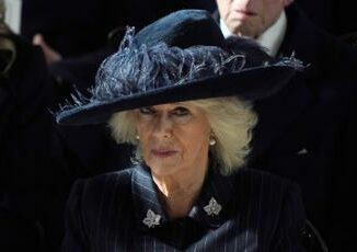 Camilla ha bisogno di una pausa la regina forse in una spa in India