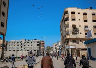 Gaza schiacciati dai pacchi di aiuti lanciati con il paracadute 5 morti