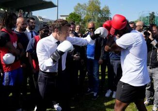 Macron come Rocky presidente in palestra con i guantoni