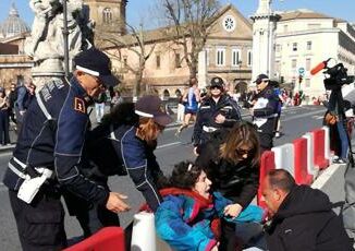 Maratona di Roma blitz di Ultima Generazione su ponte Vittorio Emanuele II