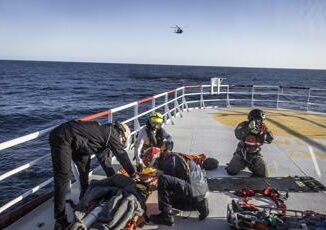 Migranti Ocean Viking chiede porto piu vicino in 23 sbarcati a Catania per cure urgenti