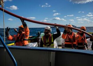 Migranti sbarco a Pozzallo per Sea Watch a bordo 17enne morto