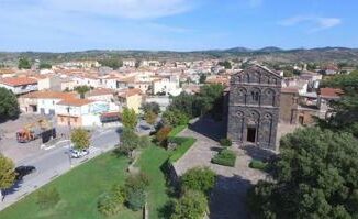 Nuoro attentato al Comune di Ottana bomba allingresso del municipio esplosa nella notte