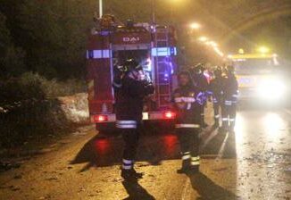 Taranto auto contro un palo muore a 19 anni