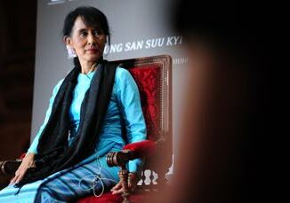 Aung San Suu Kyi esce dal carcere trasferita agli arresti domiciliari