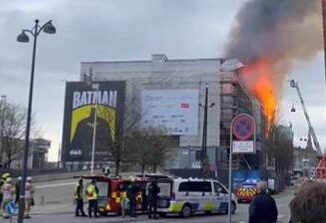 Danimarca violento incendio alla Borsa di Copenaghen crollata la guglia Video