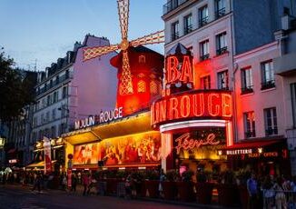 Francia cadute le pale del Moulin Rouge a Parigi