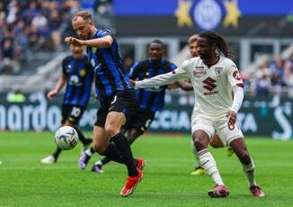 Inter Torino 2 0 doppietta Calhanoglu e granata in 10 festa nerazzurra a San Siro