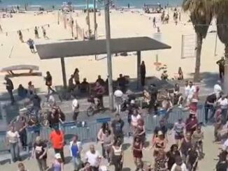 Israele Iran medico italiano a Tel Aviv Balli in spiaggia dopo notte di tensione Video