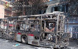 Roma bus a fuoco bruciate anche unauto in sosta gazebo e alberi 3 persone intossicate