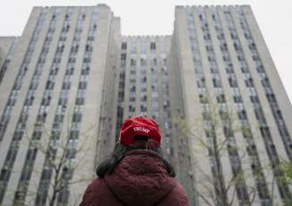 Trump a processo un uomo si da fuoco davanti al tribunale di New York