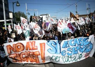 Venezia primo giorno con il ticket dingresso 110mila arrivi tra le proteste