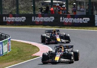 Verstappen vince Gp Giappone e doppietta Red Bull. Sainz terzo con Ferrari