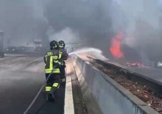 Auto in fiamme in autostrada lunghe code e traffico in tilt