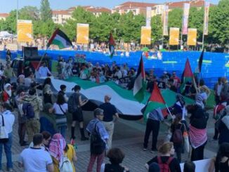 Cortei pro Palestina in diverse citta tensione ai cancelli del Salone del libro a Torino