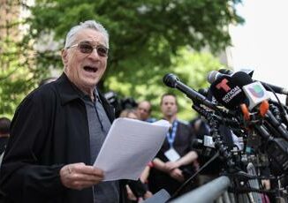 De Niro fuori dal tribunale del processo Trump Se torna scordiamoci la liberta