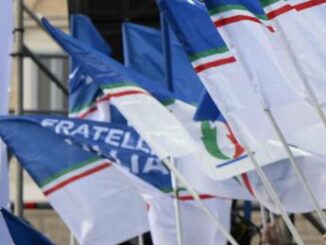 Europee striscione Noi siamo Giorgia e tricolori Piazza del Popolo attende Meloni