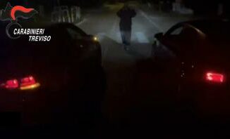 Gara di velocita tra auto a Treviso video incastra i piloti 20enni Guarda