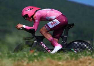 Giro dItalia Pogacar vince la crono show della maglia rosa