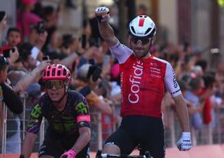 Giro dItalia Thomas vince la quinta tappa in volata battuto Pietrobon