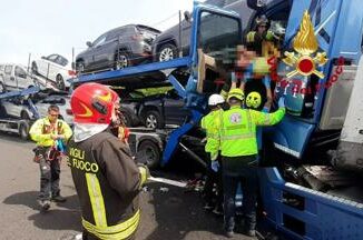 Maxi incidente sullautostrada A1 due morti in uno scontro tra quattro tir e tre auto