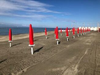 Ostia oggi parte stagione balneare spiagge varchi e regole stabilimenti