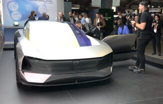 Peugeot reinventa il volante nel concept Inception