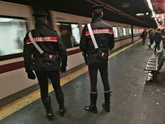 Roma a richiesta biglietto minaccia con coltello vigilante inseguito e bloccato in metro